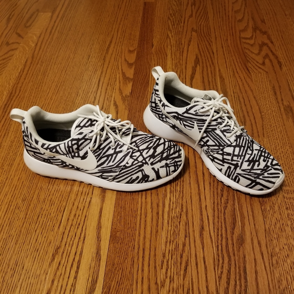 Nike Roche One Scribble Women's Shoes